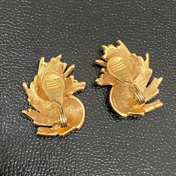 Vintage MONET Signed Gold-tone Wheat Spray Rope Feather Clip On Earrings - Picture 9 of 14